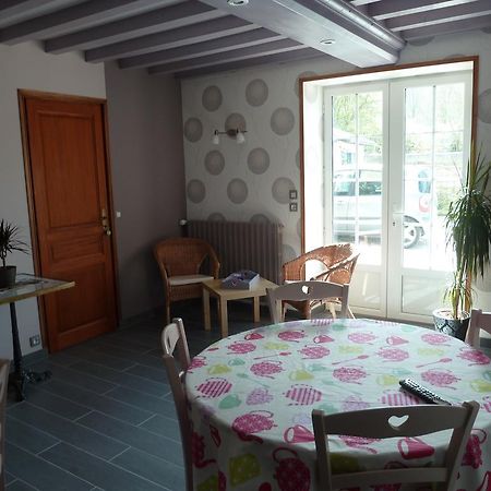 Les Volets Bleus Bed & Breakfast Saint-Martin-des-Entrées Exterior photo