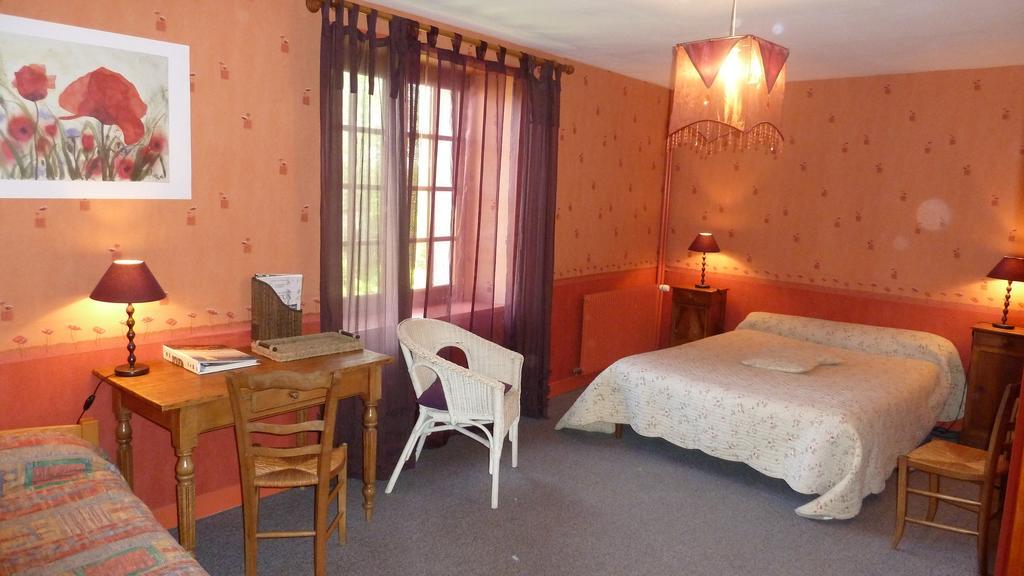 Les Volets Bleus Bed & Breakfast Saint-Martin-des-Entrées Room photo