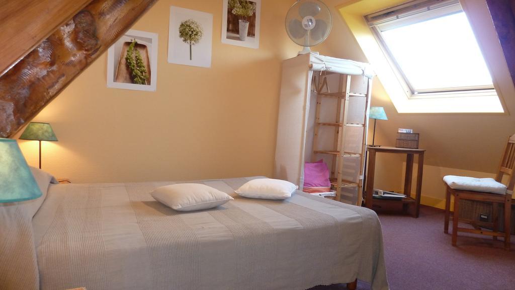 Les Volets Bleus Bed & Breakfast Saint-Martin-des-Entrées Room photo