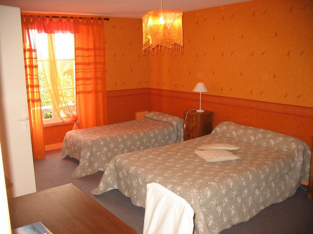 Les Volets Bleus Bed & Breakfast Saint-Martin-des-Entrées Room photo